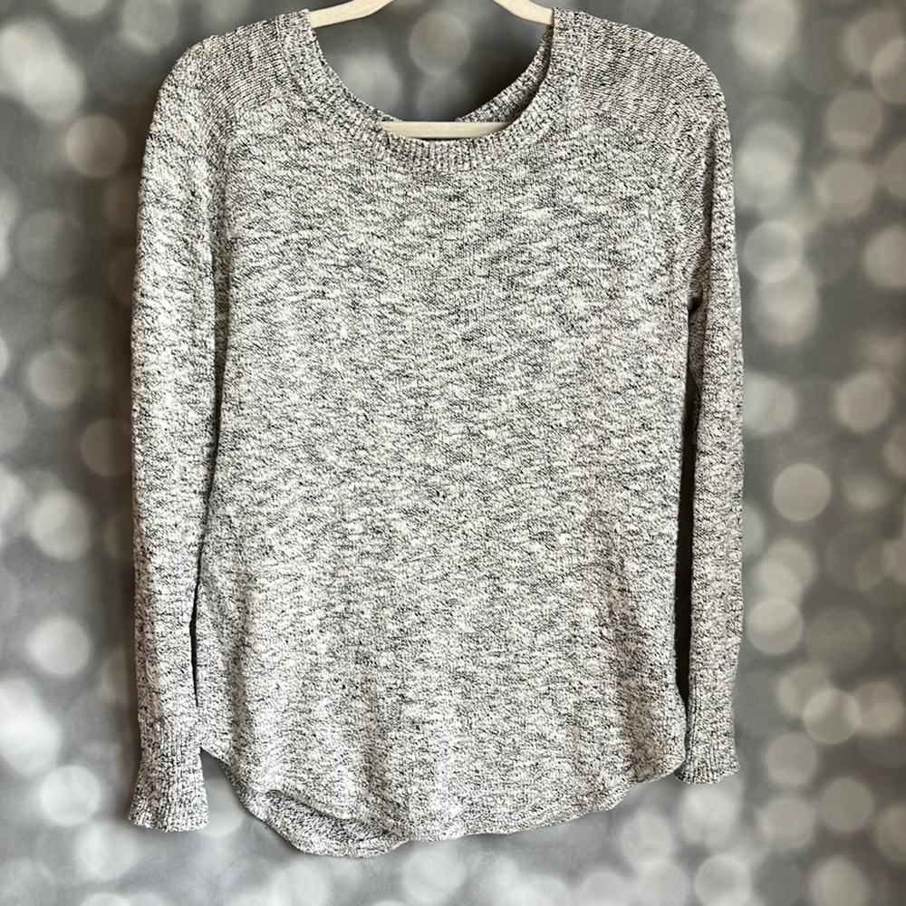 Madewell women’s gray marled button back sweater. Size XS